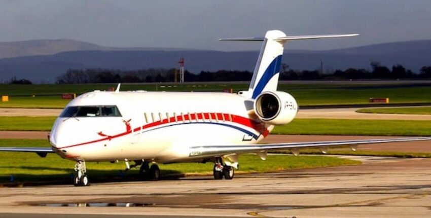 emplacement de jet privé, CRJ 200 intérieur, sièges en cuir gris.