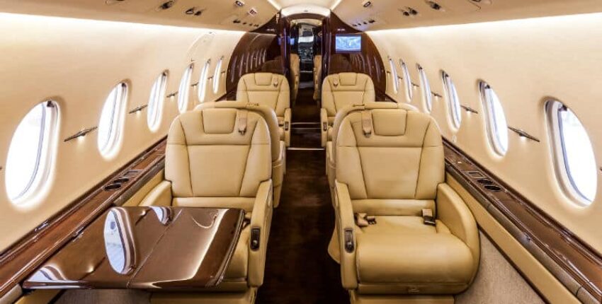 Location de jet privé: Intérieur en cuir beige luxueux.