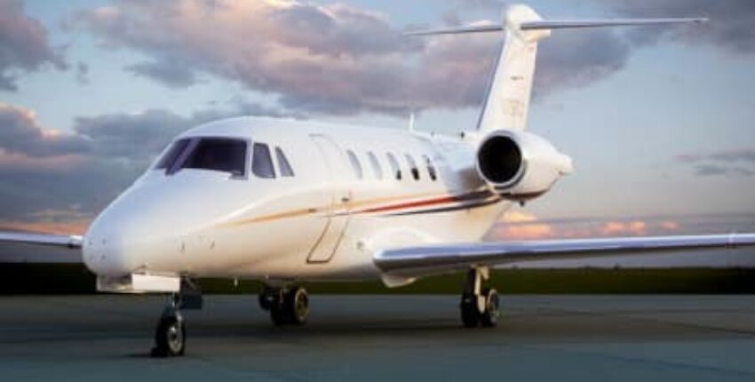 Location de jet privé : intérieur luxueux avec champagne.