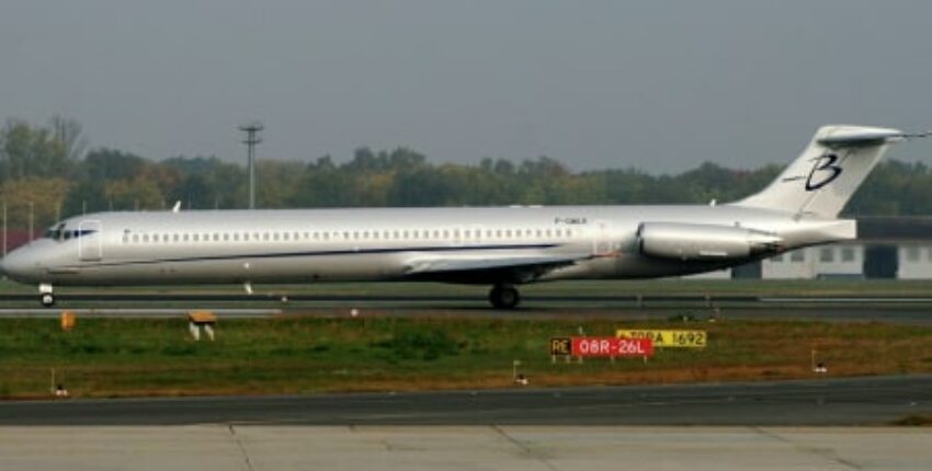 location jet privé, cabine MD 83 vide sièges blancs