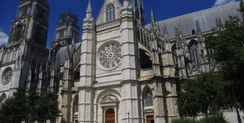 Orléans Saint-Denis-de-l'Hôtel : частен самолет под наем 