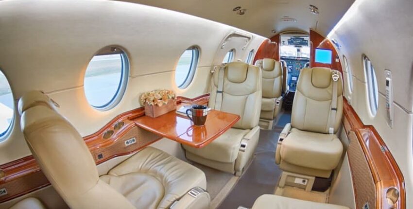 location jet privé - Intérieur d'un BEECHJET 400 avec sièges en cuir