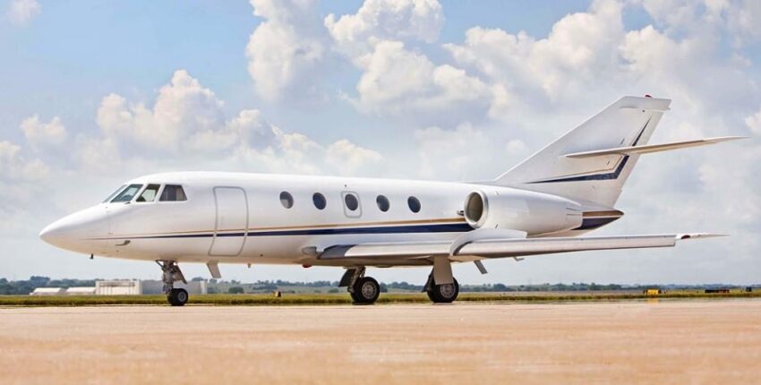 Jet privé Falcon 20 intérieur beige avec nourriture sur la table