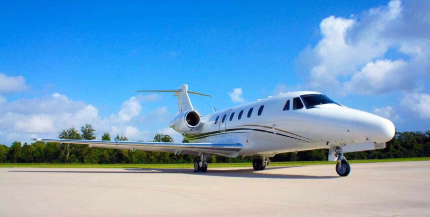 Location de jet privé : intérieur luxueux avec champagne.