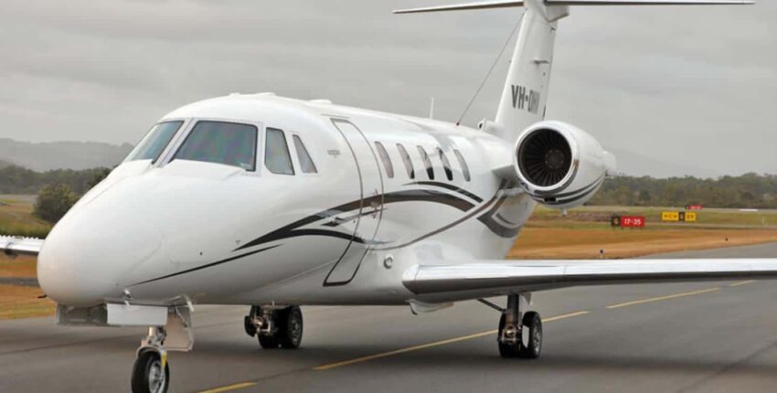Location de jet privé : intérieur luxueux avec champagne.