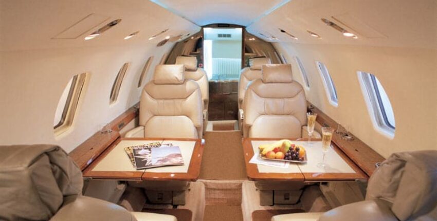 Location de jet privé : intérieur luxueux avec champagne.