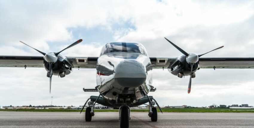 Jet privé Vulcanair Avitor TP 600 intérieur siège noirs