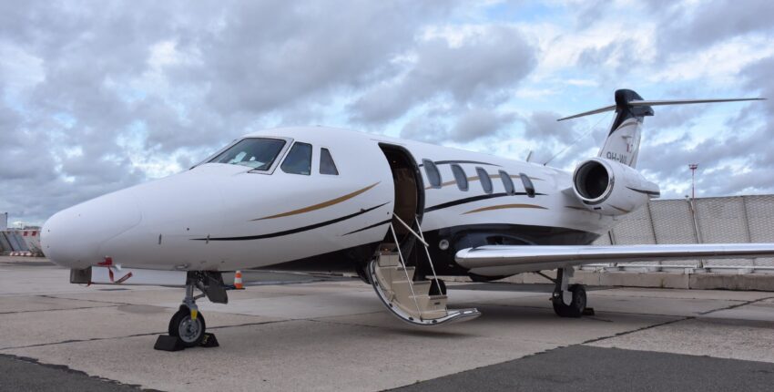 Location de jet privé : intérieur luxueux avec champagne.
