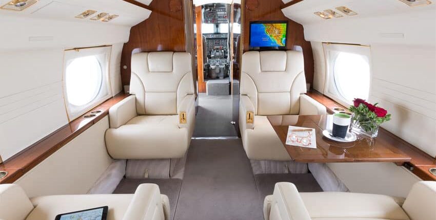 Jet privé, luxueux intérieur blanc et bois.