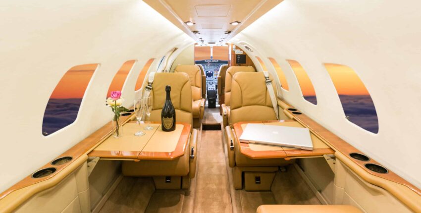 Location de jet privé CITATION V ULTRA au coucher du soleil.