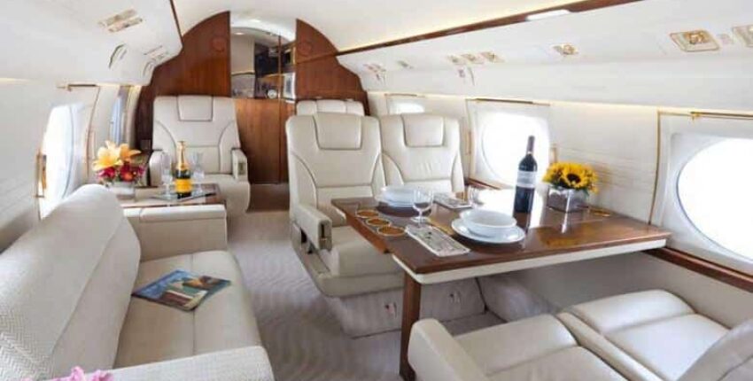 Jet privé, luxueux intérieur blanc et bois.