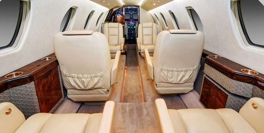 Location de jet privé : intérieur luxueux avec champagne.