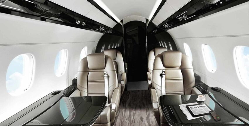 **location de jet privé : Intérieur en cuir noir luxueux**