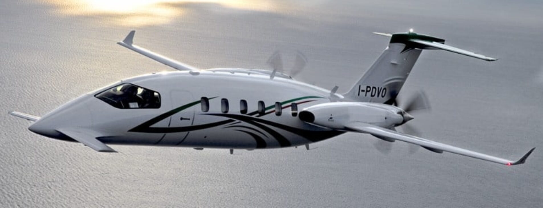 PIAGGIO AVANTI P 180: Наем на частен самолет 