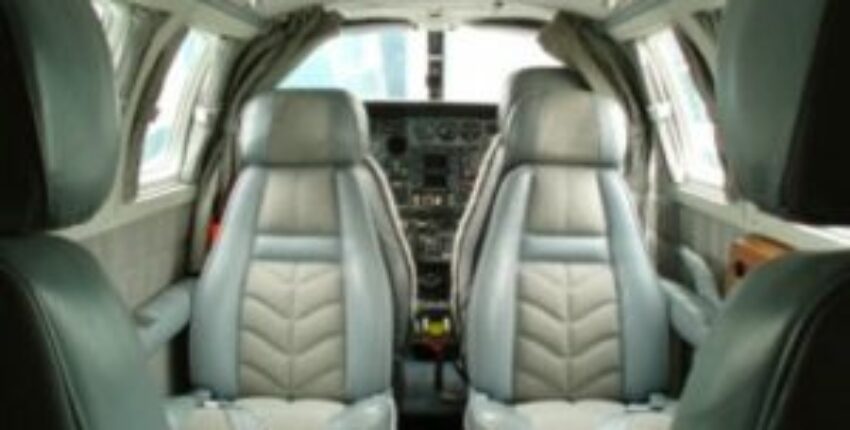 location de jet privé : Cockpit avion Cessna 303 Crusader
