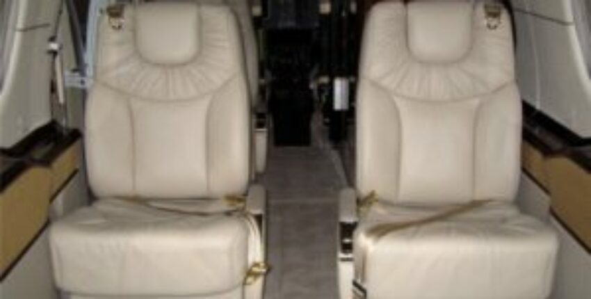 emplacement de jet privé : intérieur HAWKER 400 XP, sièges cuir beige.