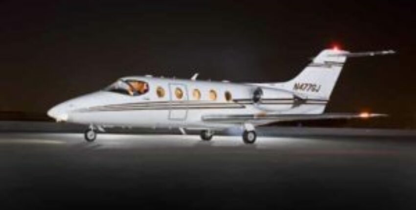 emplacement de jet privé : intérieur HAWKER 400 XP, sièges cuir beige.